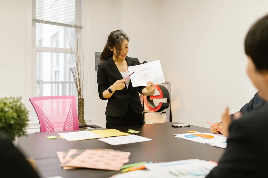 会議室でプレゼンテーションをする女性