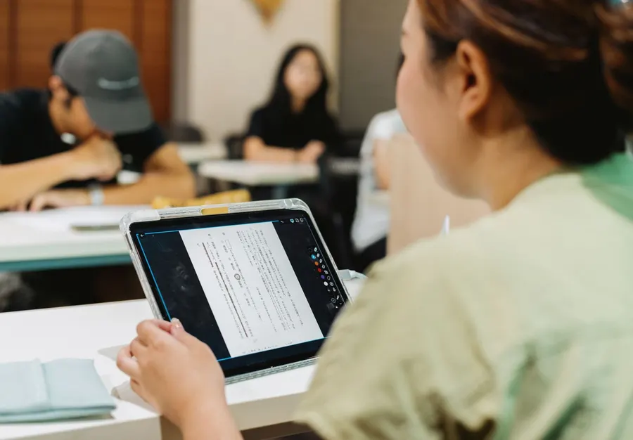 教室でタブレットを使う生徒たち