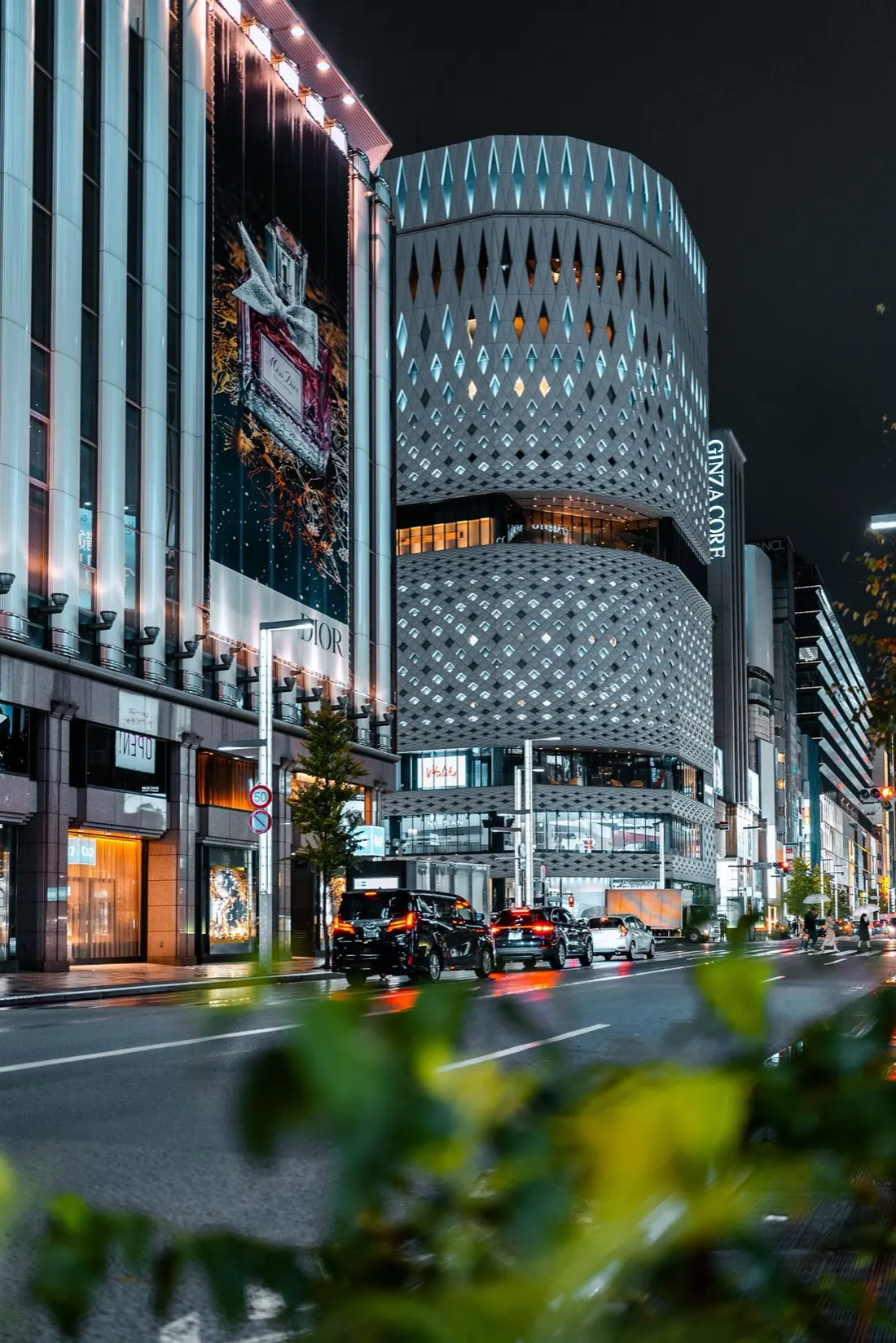 夜の銀座の街並み