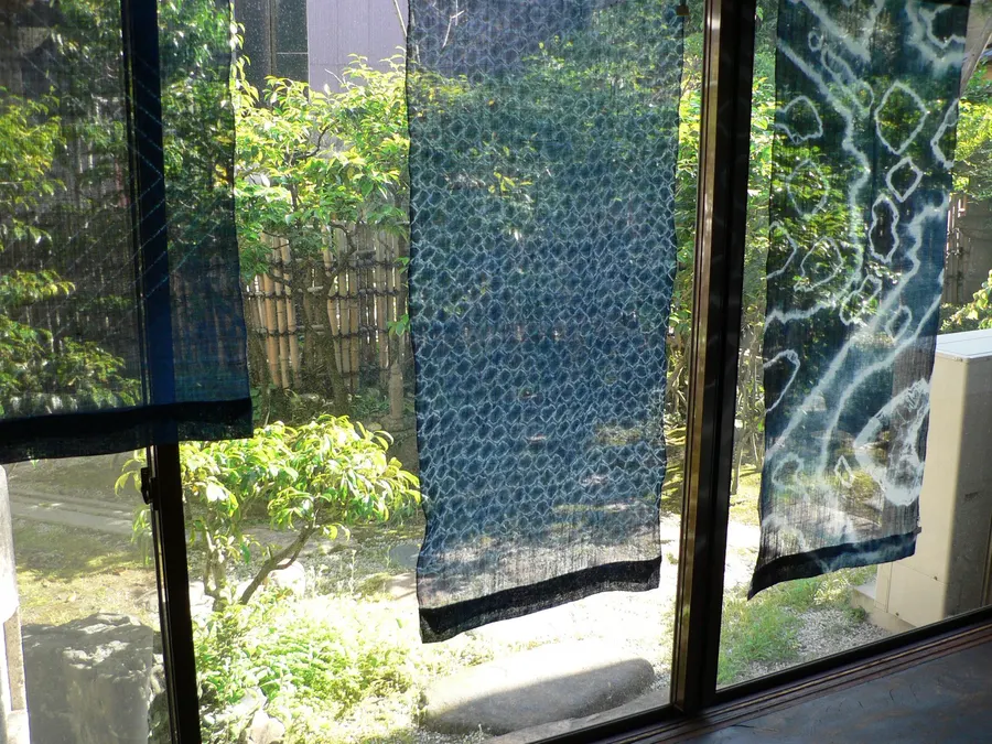 日差しに透ける藍染めの絞り布